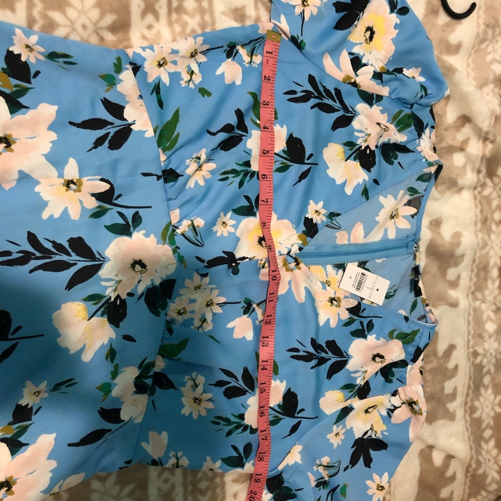 Free Gift 🎁!!New Ann Taylor floral dress . Zip back and mini flare sleeve